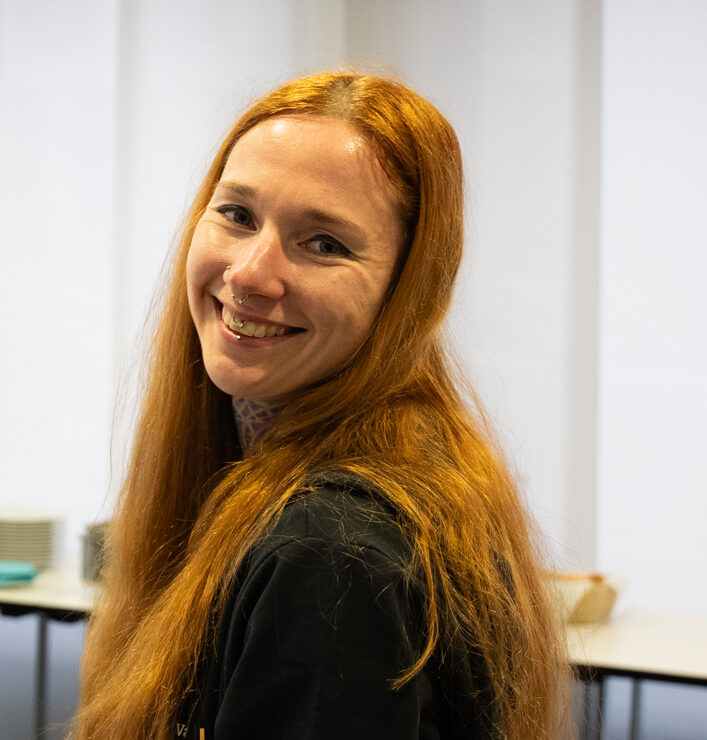 Frau mit roten Haaren - GEO-Strategin Vanessa Kämmerling - die in die Kamera lächelt