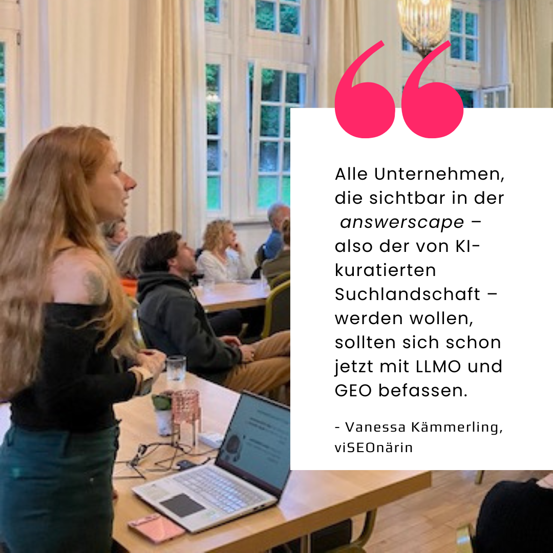 Zitat Vanessa Kämmerling über GEO und LLMO in der answerscape Vanessa Kämmering, GEO-Strategin und viSEOnärin, steht vor einer Menschenmenge und hält einen Workshop zu LLMO